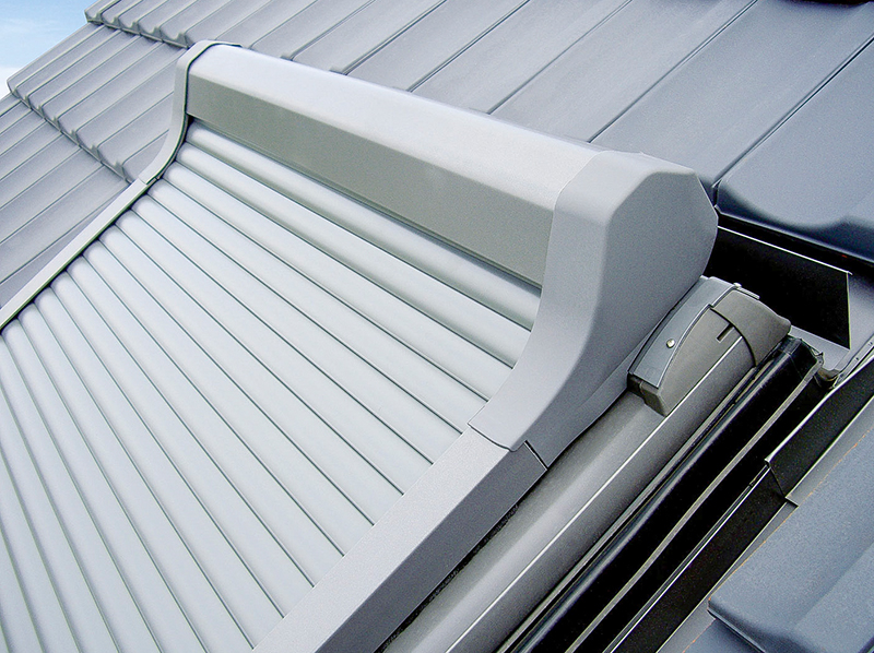 Aluminium-Rollläden können die Sonnenstrahlen bis zu 92 Prozent reflektieren, noch bevor sie auf das Glas treffen. Foto: © Schanz