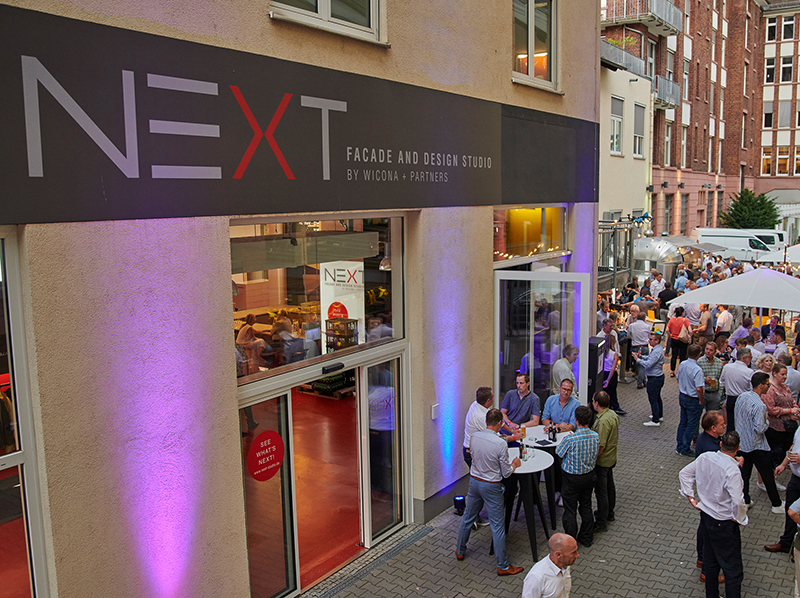 Ein Highlight ist auch das jährliche NEXT Sommerfest - ein fester Termin für die Entscheider der Architektur- und Fassadenbranche. Foto: © Mediashots/Wicona