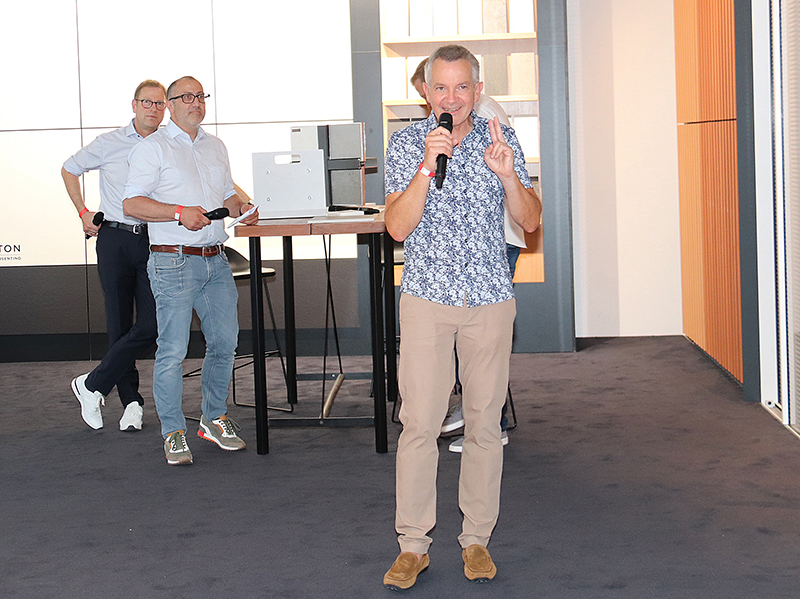 NEXT Studio Manager Christian Mettlach, warf einen Blick zurück auf die ersten fünf Jahres des Studios und begrüßte mit Frank Ulbrich (li.) und Andreas Kraler (2.v.l.) die Vertreter der beiden neuen Partner dormakaba und Hella. Foto: © Vössing