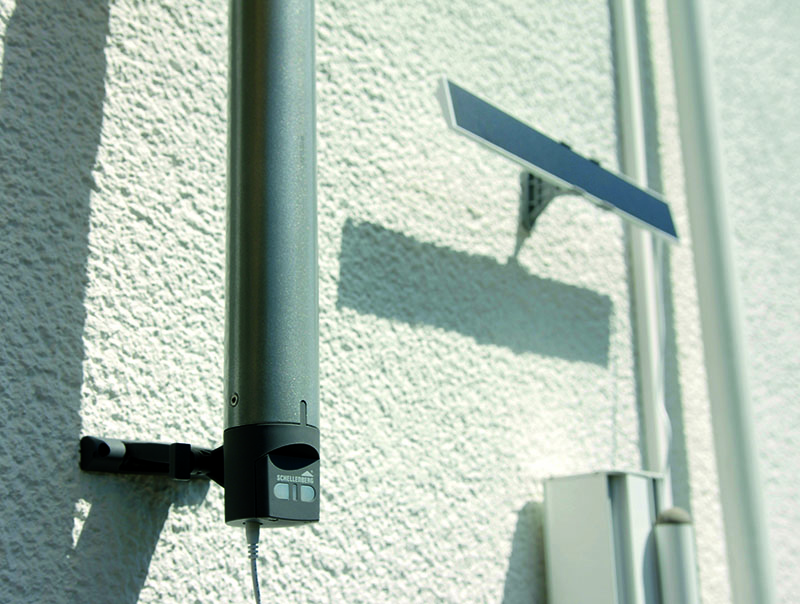 Das Solar-Panel des Funk-Markisenmotors liefert zusätzliche Energie aus Sonnenkraft für den motorisierten Schattenspender. Foto: © Schellenberg Professional