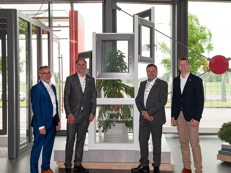 Seit über 25 Jahren arbeiten Aldra und Stürtz erfolgreich partnerschaftlich zusammen. (v.l.n.r.: Jörg Breuer, Geschäftsführer Stürtz Maschinenbau GmbH, Jan-Peter Albers, geschäftsführender Gesellschafter Aldra, Stefan Limberg, Technischer Leiter Aldra, Hanjo Junkelmann, Geschäftsführer Aldra.) Foto: © Aldra