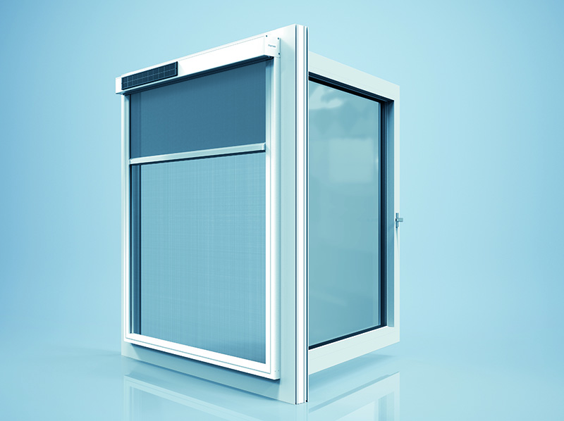 Der klemmbare, außenliegende Sonnenschutz mit Zip-Führung wird über einen integrierten Solarantrieb betrieben. Foto: © Heroal