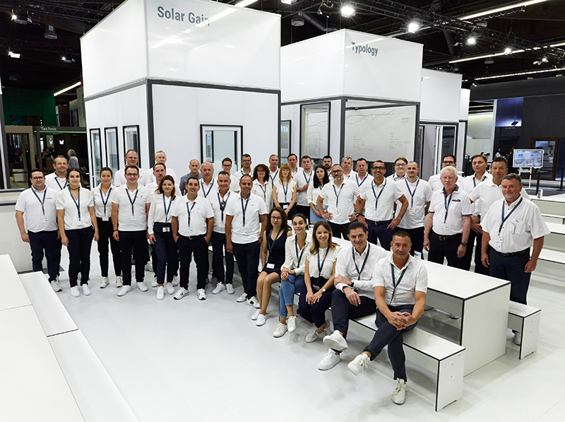 Das gesamte Team am Messestand von Salamander auf der Fensterbau Frontale 2022. Foto: © Salamander Industrie-Produkte GmbH