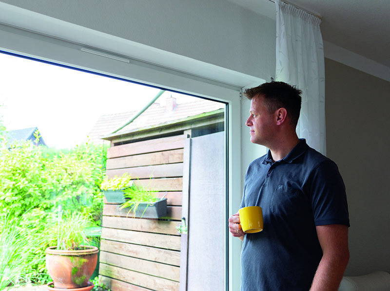 Unbeschwerte und bequeme Feinlüftung sorgt für ein gesünderes Raumklima im Zuhause. Foto: © Schellenberg Professional