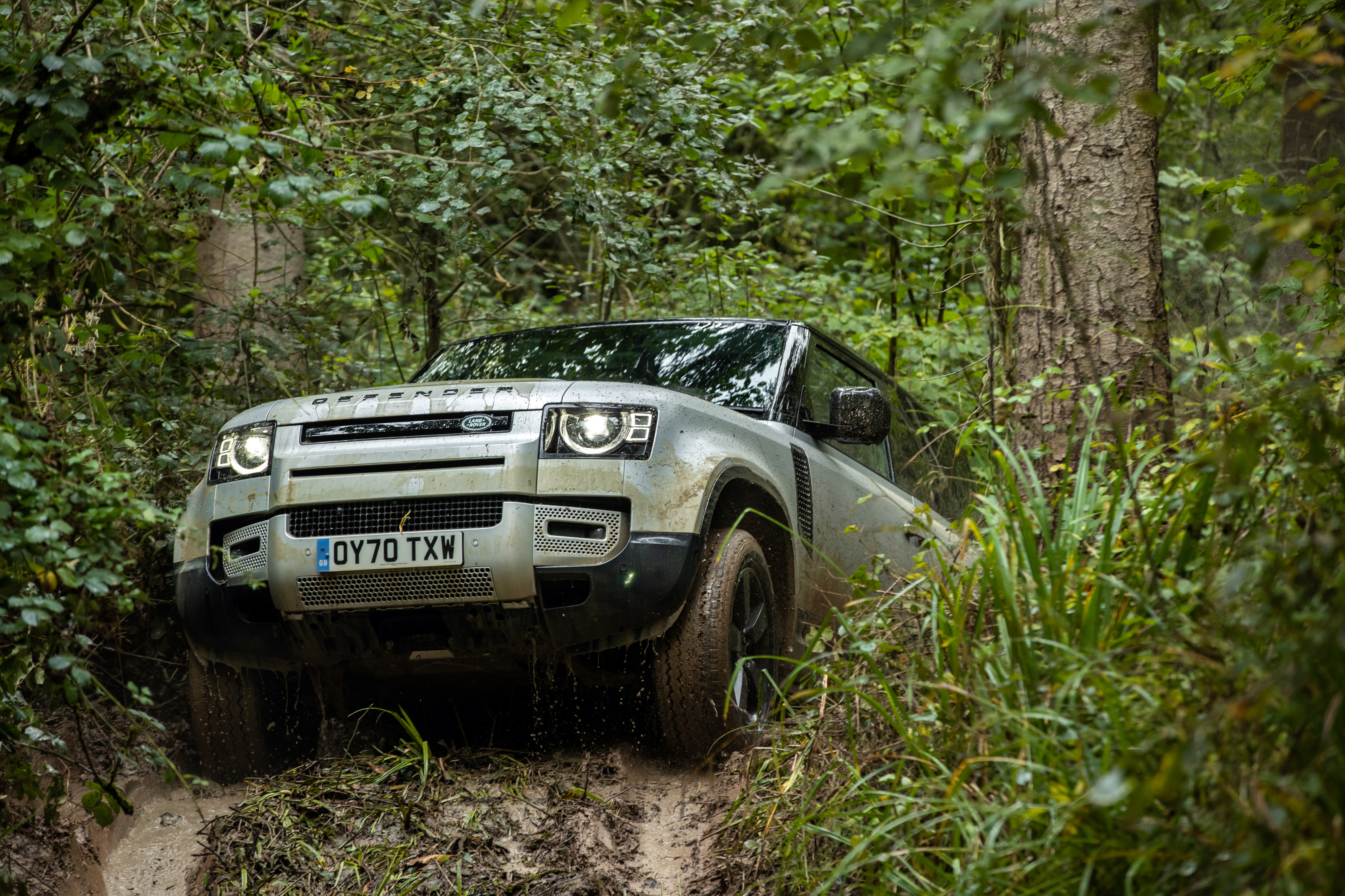 Der Landy hat das volle Geländepaket mit Untersetzungsgetriebe und elektronischen Sperren an Bord. Foto: © Land Rover