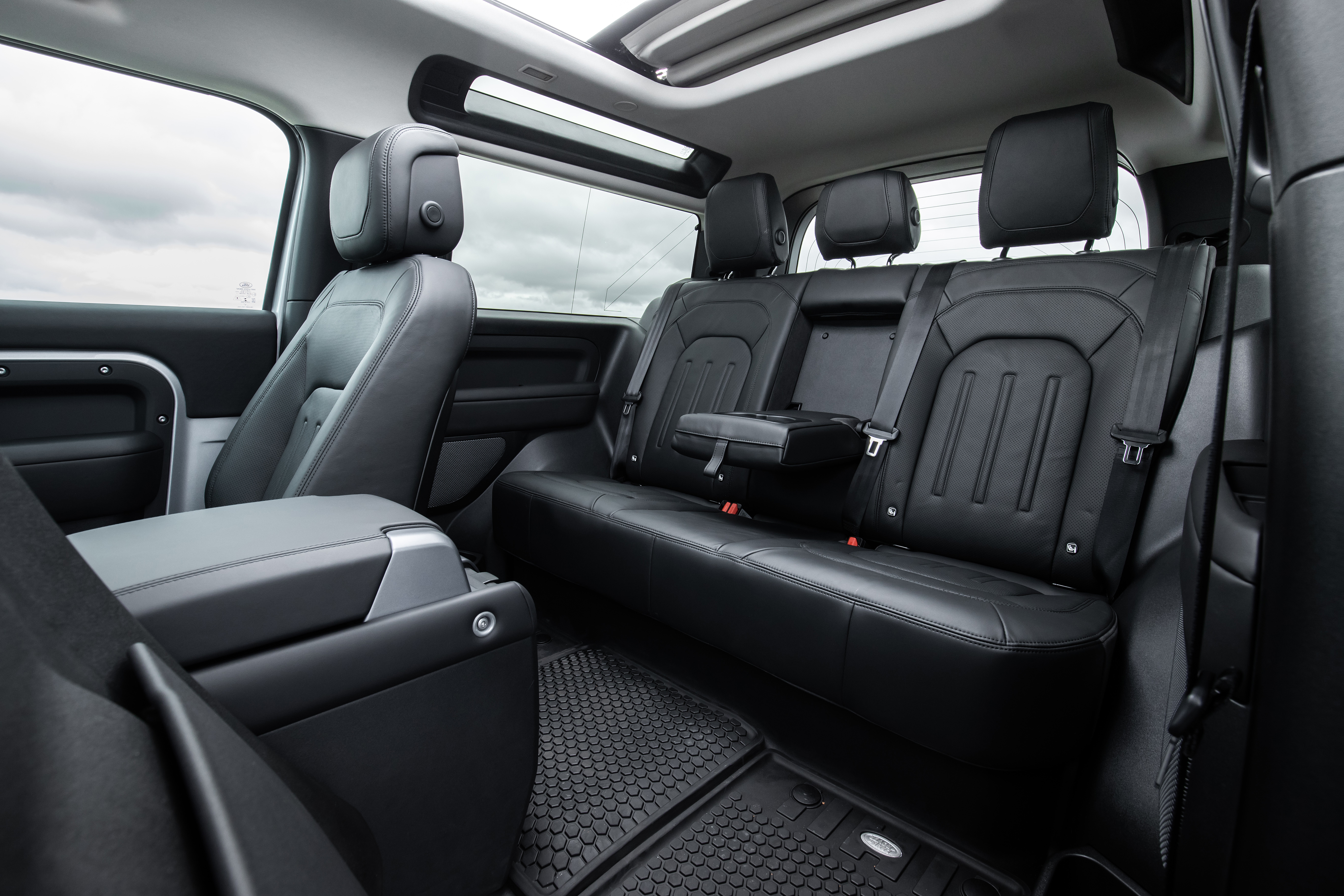 Der Einstieg in den Fond des Dreitürers ist zwar umständlich, doch gibt es viel Platz. Foto: © Land Rover