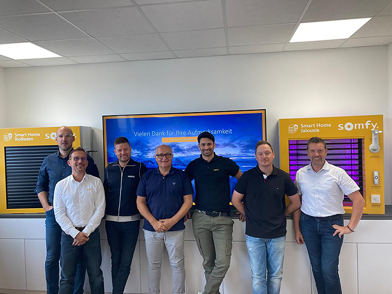Mit umfangreichem neuem Know-how im Gepäck haben die ersten Teilnehmer im neuen Schulungszentrum in Dinslaken (NRW) ihr Seminar erfolgreich und gut gelaunt abgeschlossen. Foto: © Somfy