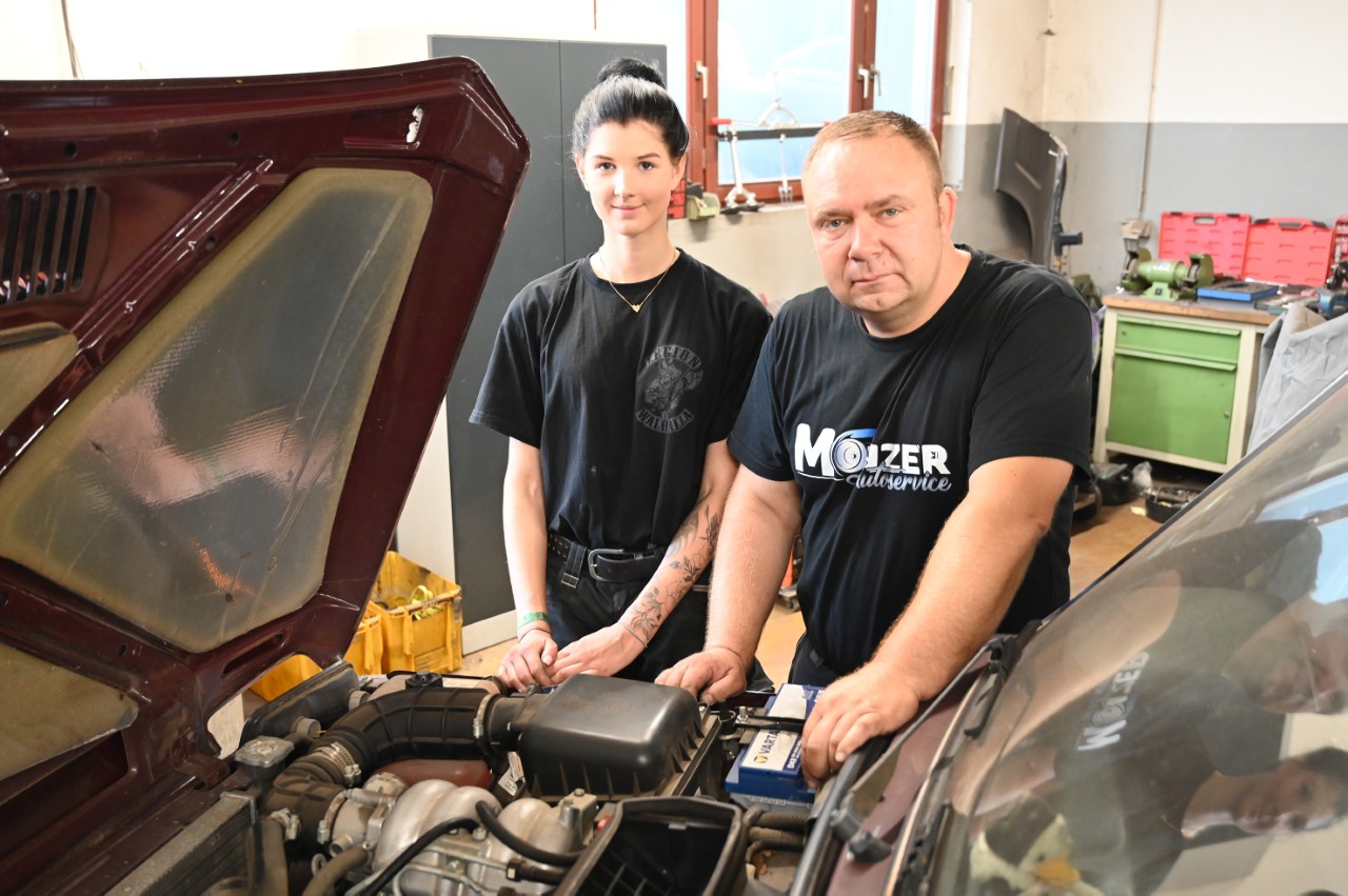 Andreas Monzer vom Autoservice Monzer in Wittstock bildet erstmals eine junge Frau aus. Foto: © HWK Potsdam Andreas Monzer vom Autoservice Monzer in Wittstock bildet erstmals eine junge Frau aus. Foto: © HWK Potsdam