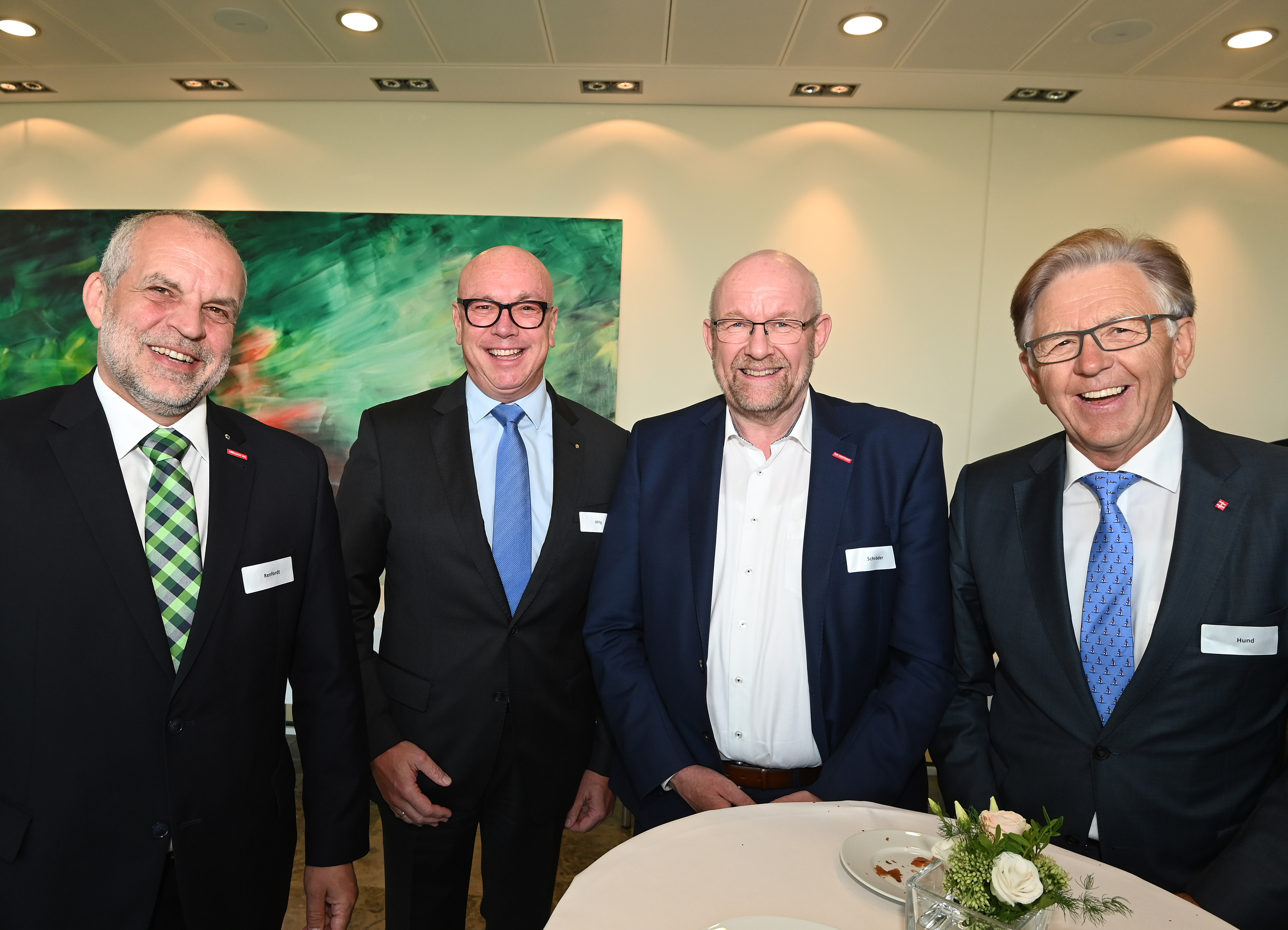 Angeregte Diskussionen (von rechts): Hans Hund, Präsident der Handwerkskammer Münster, Berthold Schröder, Präsident der Handwerkskammer Dortmund, Torsten Uhlig, Vorstand Signal Iduna, und Jochen Renfordt, Präsident der Handwerkskammer Südwestfalen. Foto: © Wilfried Meyer