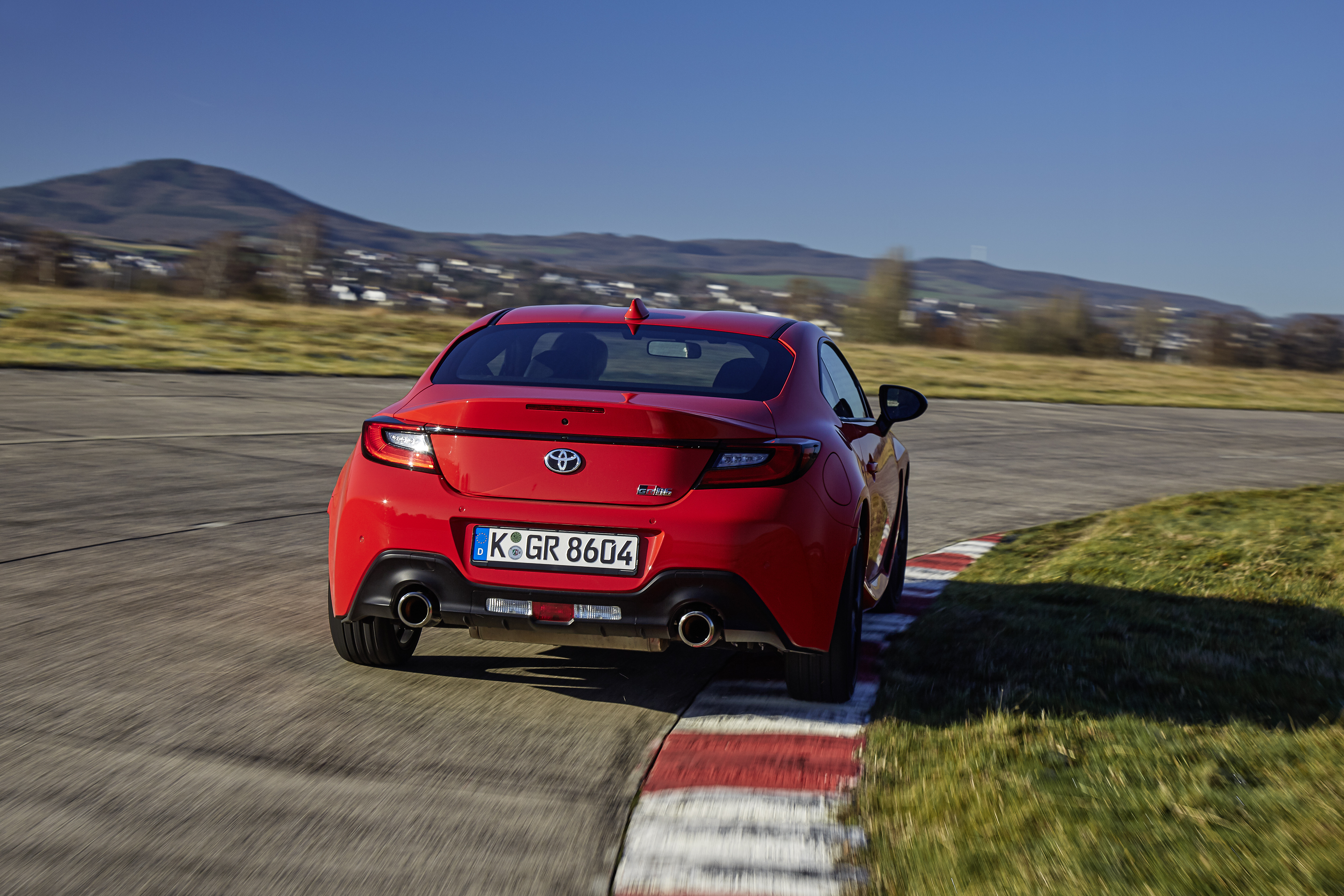 Auf kurvenreichem Terrain ist der Toyota in seinem Element. Foto: © Toyota