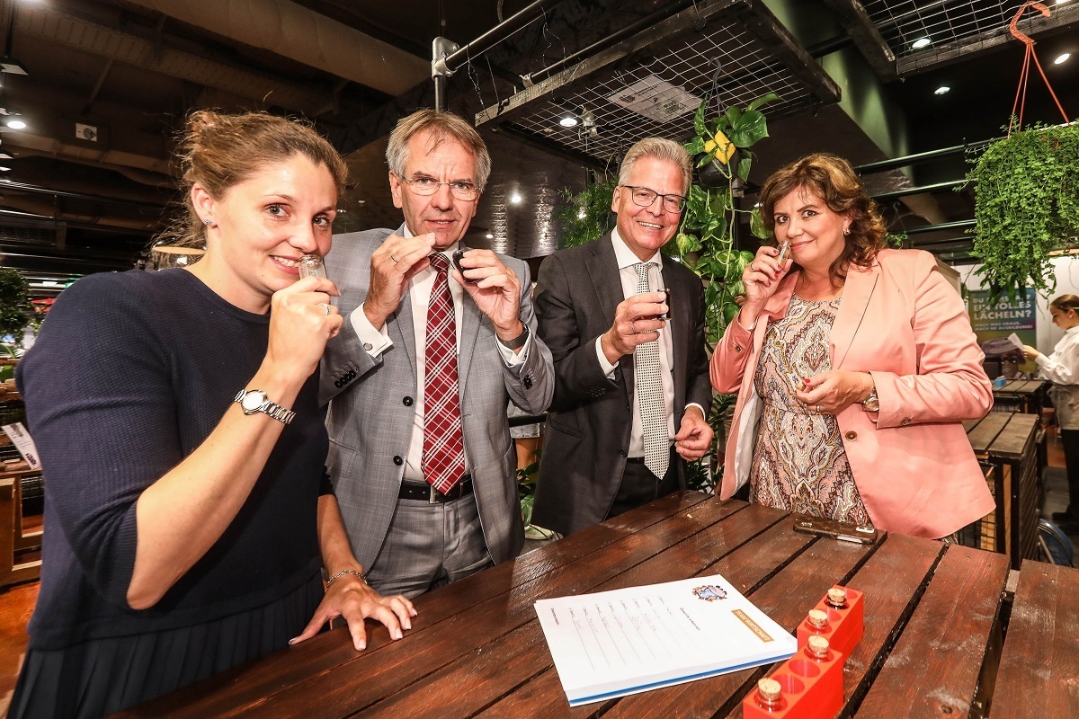 Das Team Wirtschaft bestehend aus (v. l.): Stefanie Kamp-Knorren, Vorstandsmitglied der Handwerkskammer; Handwerkskammerpräsident Andreas Ehlert; IHK-Vizepräsident Dirk Lindner und IHK-Vizepräsidentin Christina Begale beim Erkennen von Gewürznoten. Foto: © Hans-Juergen Bauer