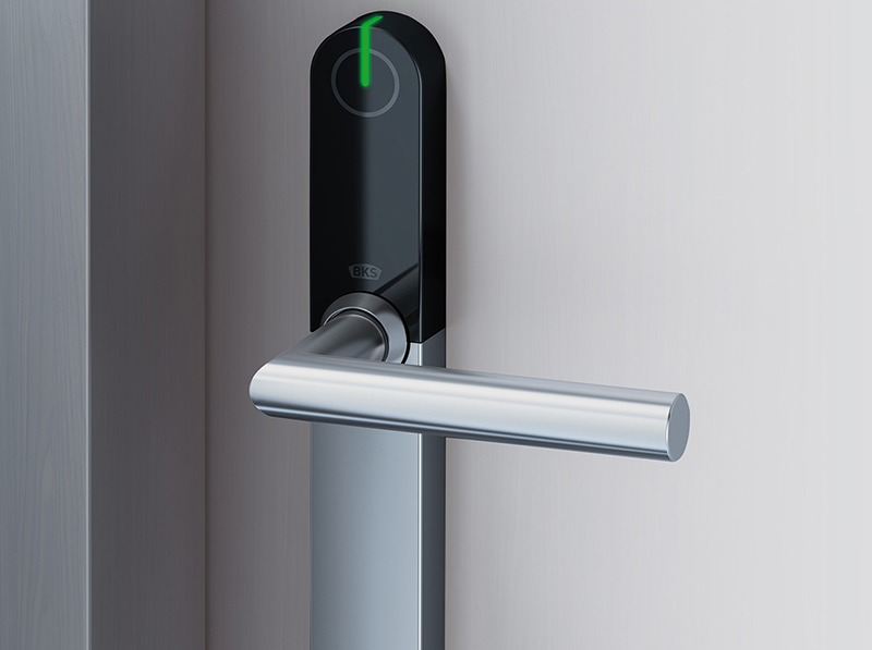 Zum abgestimmten ixalo Beschlagprogramm von BKS zählt auch eine Ausführung für Notausgangs- und Paniktüren. Foto: © BKS