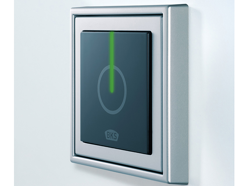 Passend zum ixalo-Hotelbeschlag setzt sich das ansprechende Design beim ixalo-Wandleser fort. Er ist flexibel einsetzbar und fügt sich nahtlos in jedes Schalterprogramm ein. Foto: © BKS