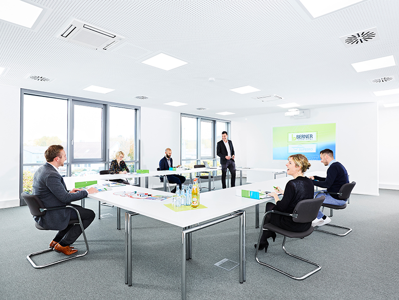 Der Seminarraum ist mit modernster Präsentationstechnik ausgestattet. Bis zu zehn Teilnehmende finden hier ausreichend Platz für konzentriertes Lernen. Foto: © Berner Torantriebe