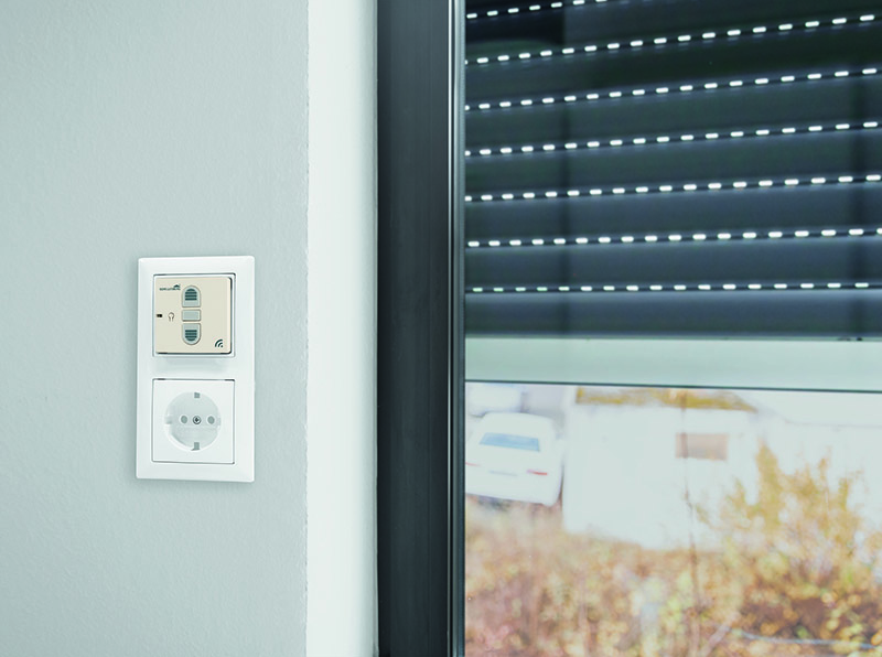 Der Funk-Empfangsschalter bringt einen Rahmen mit, kann aber auch in handelsübliche Wechselrahmen und Wechselrahmen-Adapter eingebaut werden. Foto: © Schellenberg Professional