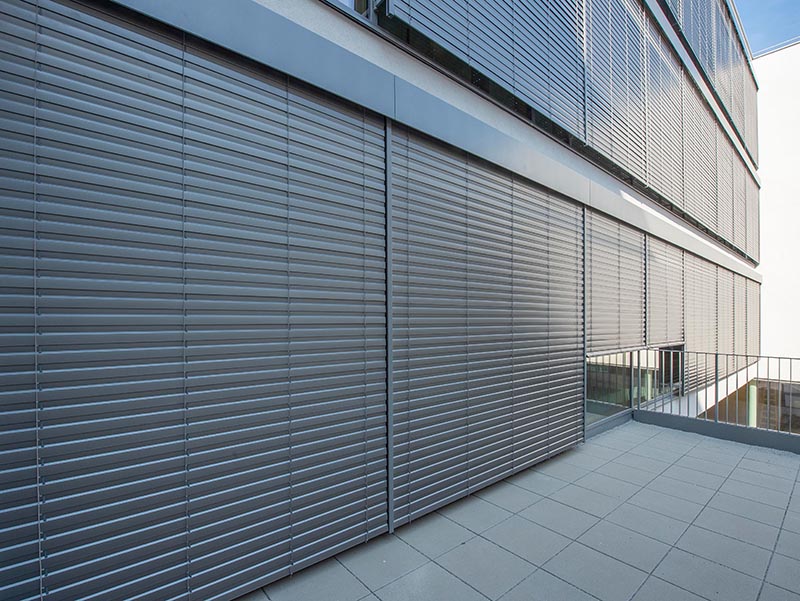 Der Raffstore reguliert die Lichtverhältnisse in den Wohn- und Arbeitsräumen und lenkt das wertvolle Tageslicht in die gewünschte Richtung. Foto: © Valetta