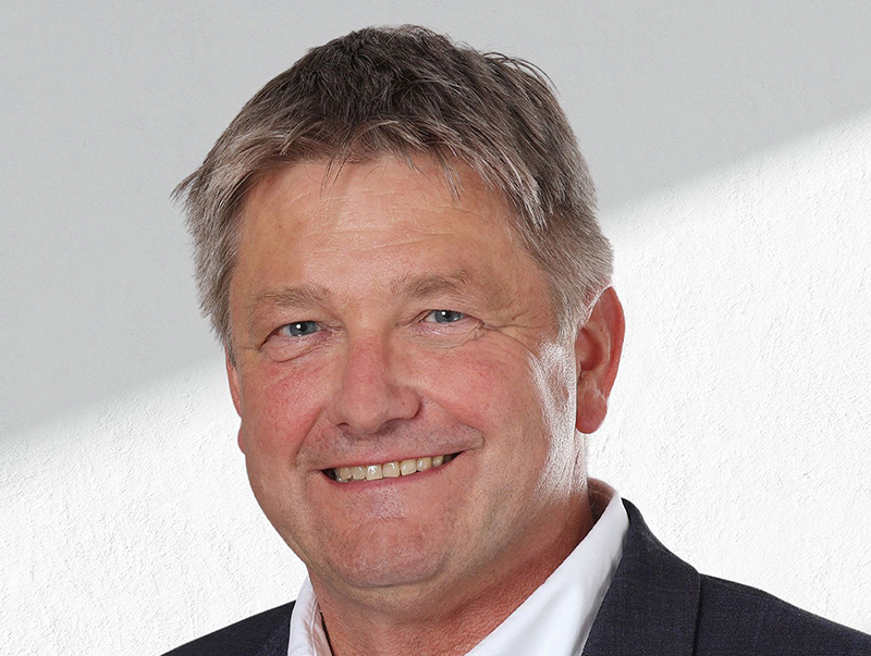 Eberhard Mammel, Leiter Produktanpassung und Sortimentsvermarktung der Roto Fenster- und Türtechnologie, macht darauf aufmerksam, dass die Bedeutung der Dichtungen in Fenster- und Türsystemen oft unterschätzt werde. Vor allem, wenn sie optimal auf die Funktionen des Beschlags abgestimmt sind, machen sie Bauelemente nicht nur dichter, sondern auch langlebiger und sicherer. Foto: © Roto