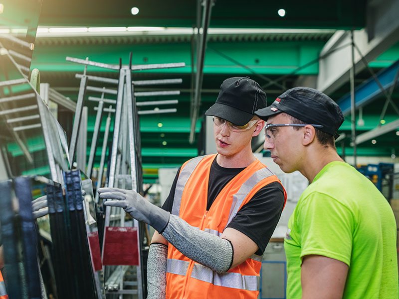 Swisspacer hat das technische Personal aufgestockt, sodass Abläufe in der Isolierglasproduktion optimiert und effizienter gestaltet werden können. Foto: © Swisspacer