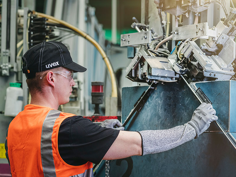 Swisspacer Mitarbeiter Nils Sperfeld hat in der Produktion bei Kunden vor Ort ein Auge auf das Optimierungspotenzial. Foto: © Swisspacer