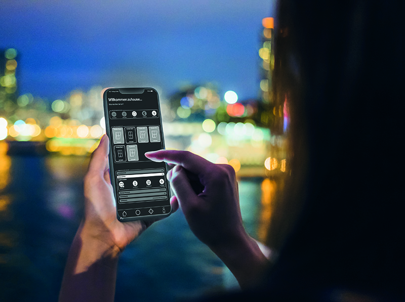 Der intelligente Sensor ermöglicht erhöhte Sicherheit durch die Fernabfrage des Verriegelungszustands der Fenster per Smart-Home-App. Foto: © Schüco International KG