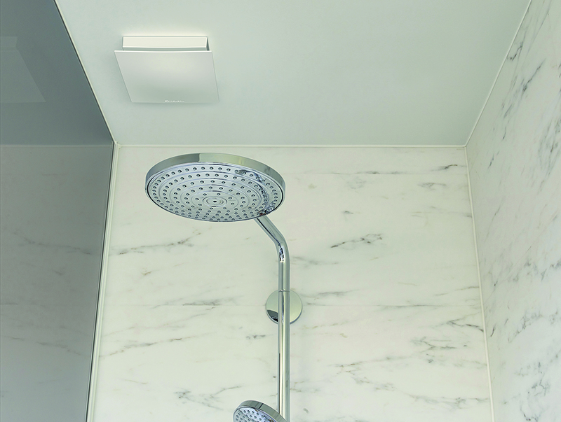 Schüco VentoFlow entlüftet nicht nur das Bad, sondern führt zu einer deutlichen Verbesserung der Luftqualität in der gesamten Wohnung. Foto: © Schüco International KG