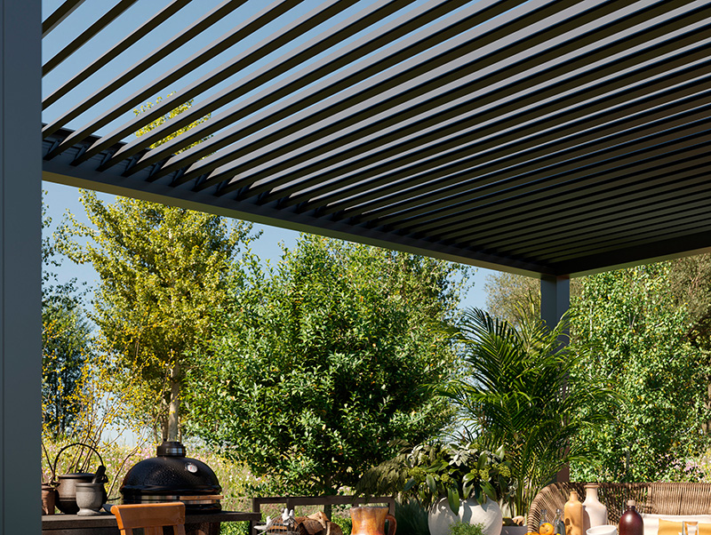 Das Pergolasystem lässt sich farblich optimal an sein Umfeld anpassen. Foto: © Nova Hüppe GmbH