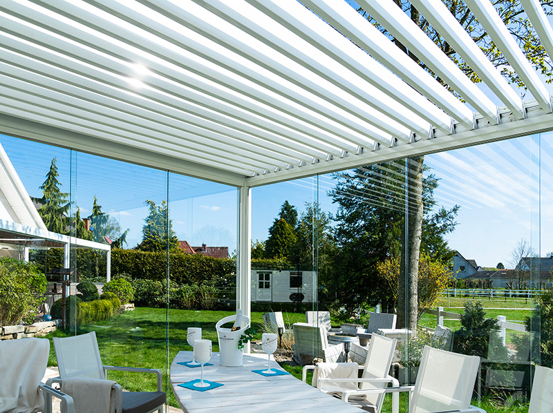 Für einen optimalen Schutz vor Wind und Regen lassen sich die Pergolasysteme mit Glasschiebe-Elementen ergänzen. Foto: © Nova Hüppe GmbH