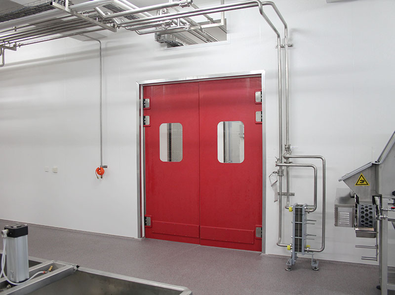 Grothaus fertigt am Standort in Melle hochwertige Pendeltüren aus PE, PVC, Holz und Edelstahl sowie die dazugehörigen Zargen. Foto: © Grothaus