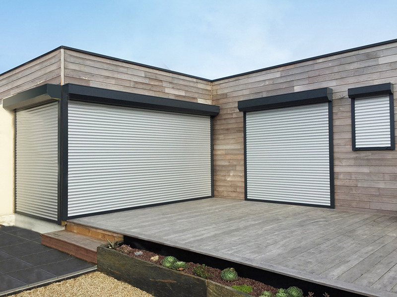 Der neue Rollladen ist sowohl mit einer Alarmanlage als auch mit einem Rauchdetektor versehen. Foto: © Lakal