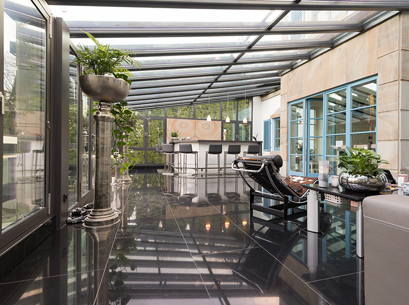 Ganzjährige Gemütlichkeit: Mit modernen Wohnwintergärten erweitern Bauherren ihr Eigenheim um zusätzlichen Wohnraum und holen die Sonne ins Haus. Foto: © TS-Aluminium