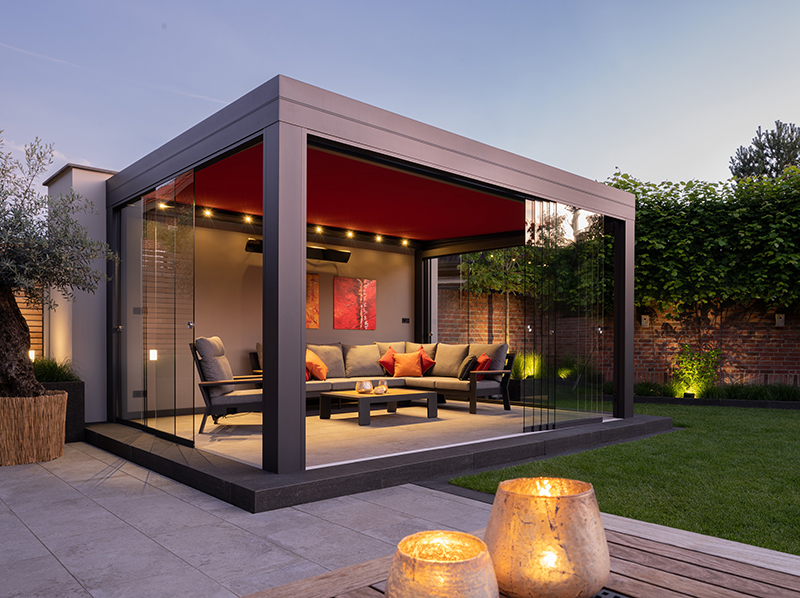 Modern und naturnah: Ein Sommergarten wertet das Wohnumfeld auf und erweitert die Nutzungsmöglichkeiten einer Terrasse. Foto: © TS-Aluminium