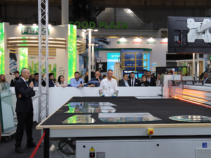 In den Maschinenhallen stand die effiziente Glasbearbeitung im Fokus. Das Foto zeigt eine Demonstration am Messestand des italienischen Maschinenbauers Biesse. Foto: © Vössing