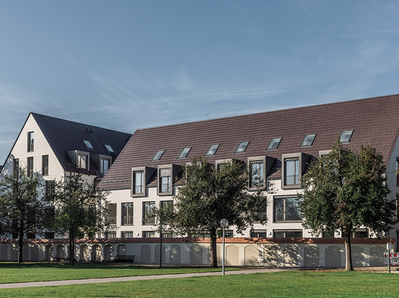 Beim Projekt in Ulm-Wiblingen ließen sich die vorgefertigten Jalousiekästen perfekt in die Fassade integrieren. Foto: © Matthias Mang/Joma