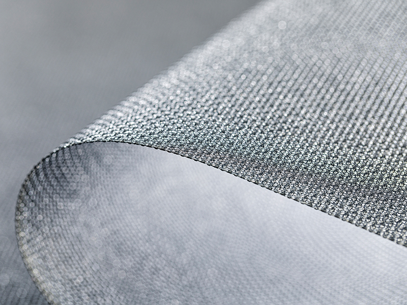 Kleine Alu-Pigmente verleihen dem Material einen feinen edlen Silberschimmer und sorgen für eine zusätzliche Licht- und Wärmereflexion. Foto: © Markilux