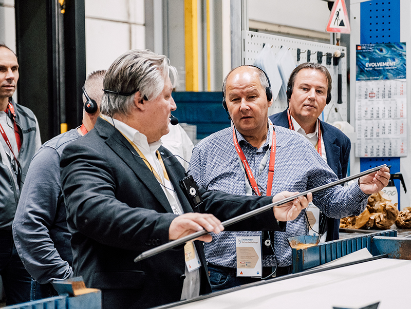 Bei der Produktpräsentation wurden Herstellungsschritte und Produktdetails erläutert. Mit Interesse verfolgte auch Joachim Oberrauch, Präsident des Verwaltungsrats der Südtiroler Finstral AG (rechts), einem der größten Fensterhersteller Europas, den Ausführungen. Foto: © Maco