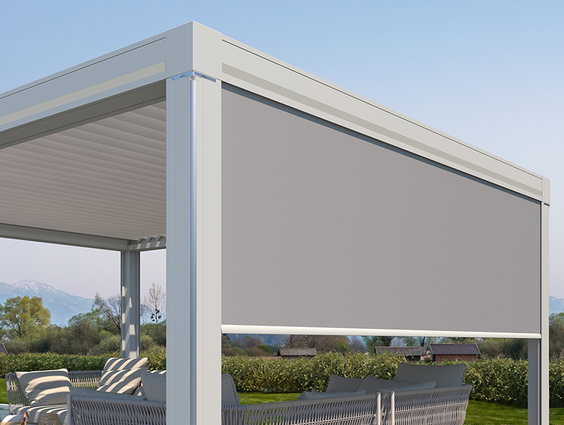 Eine integrierte Vertikal-Beschattung schützt gegen blendende Sonne, Hitze, fremde Blicke und Zugluft. Foto: © Weinor