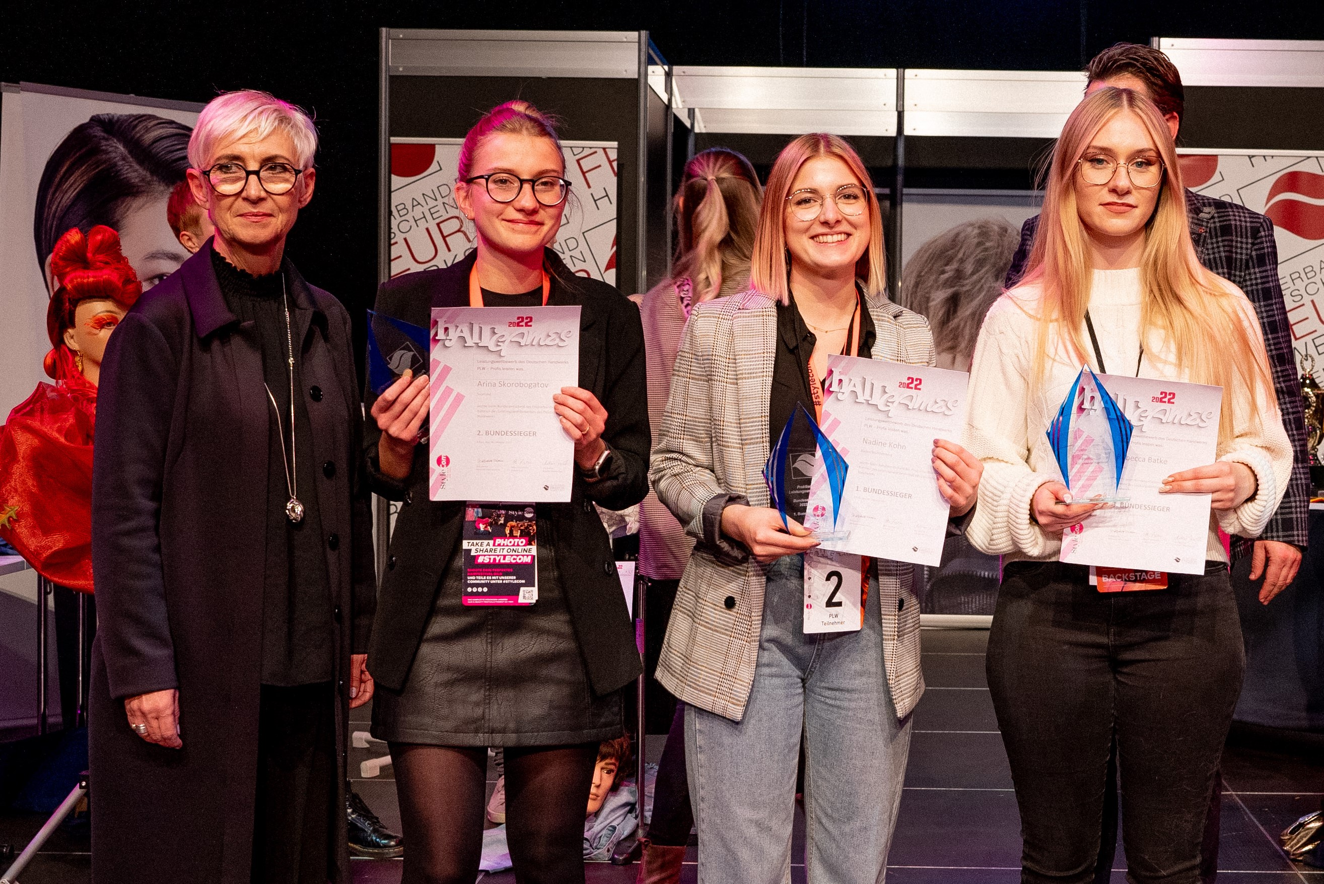 Manuela Härtelt-Dören (l.), Präsidentin des Zentralverbands des Deutschen Friseurhandwerks, gratulierte Arina Skorobogatov (2.v.l.), Nadine Kohn (2.v.r.) und Rebecca Batke zu ihrem Erfolg beim Bundesleistungswettbewerb der Friseure. Foto: © Messe Erfurt