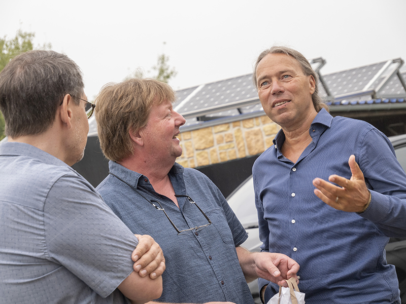 Frank Grädler nutzte die Gelegenheit, sich bei der Feier mit den Gästen und Partnern auszutauschen. Foto: © Grädler Fördertechnik GmbH / Robert Weise-Prüß