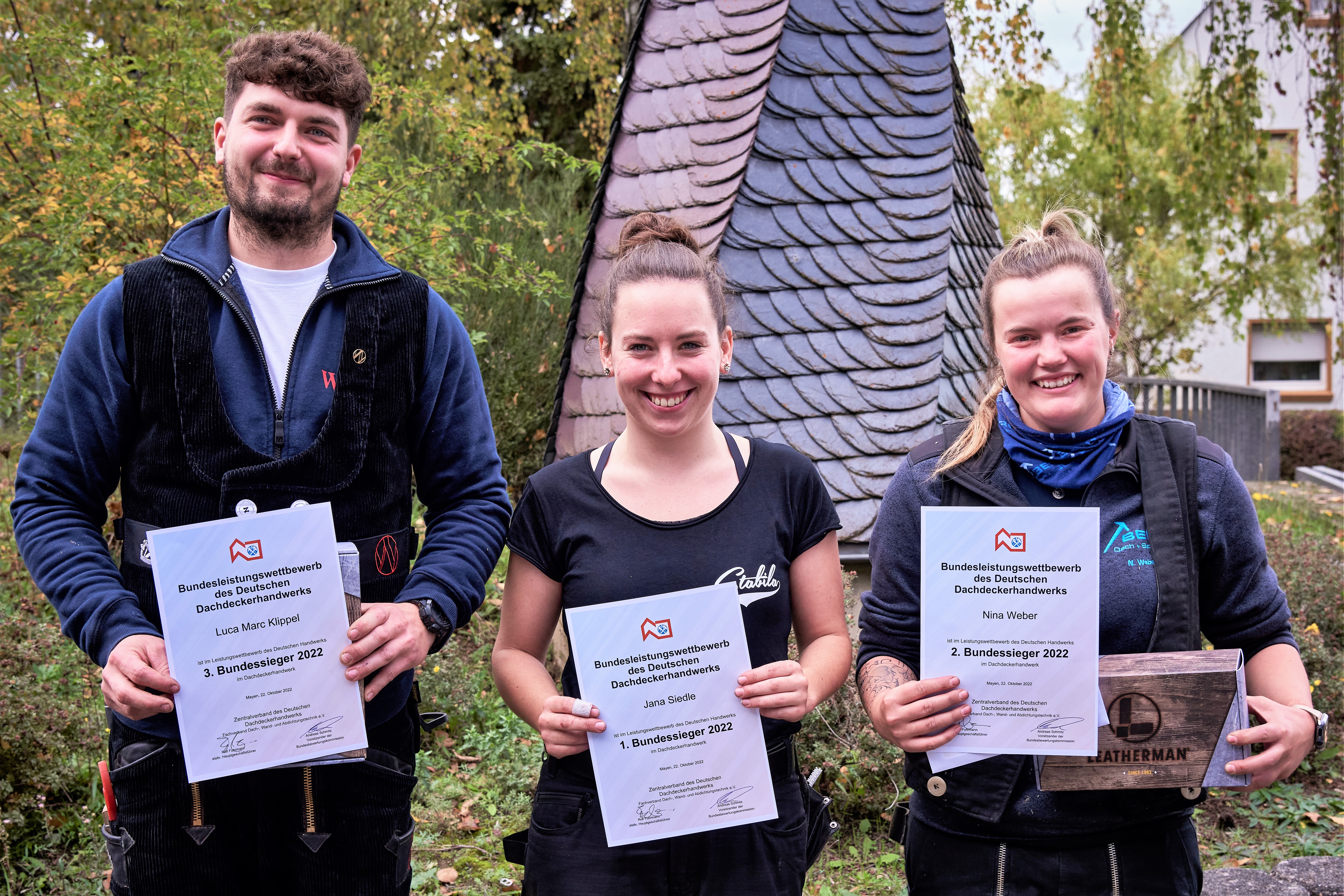 Das Gewinner-Trio der Dachdecker beim PLW 2022: Luca Marc Klippel, Jana Siedle und Nina Weber Foto: © Laura A. Herzmann