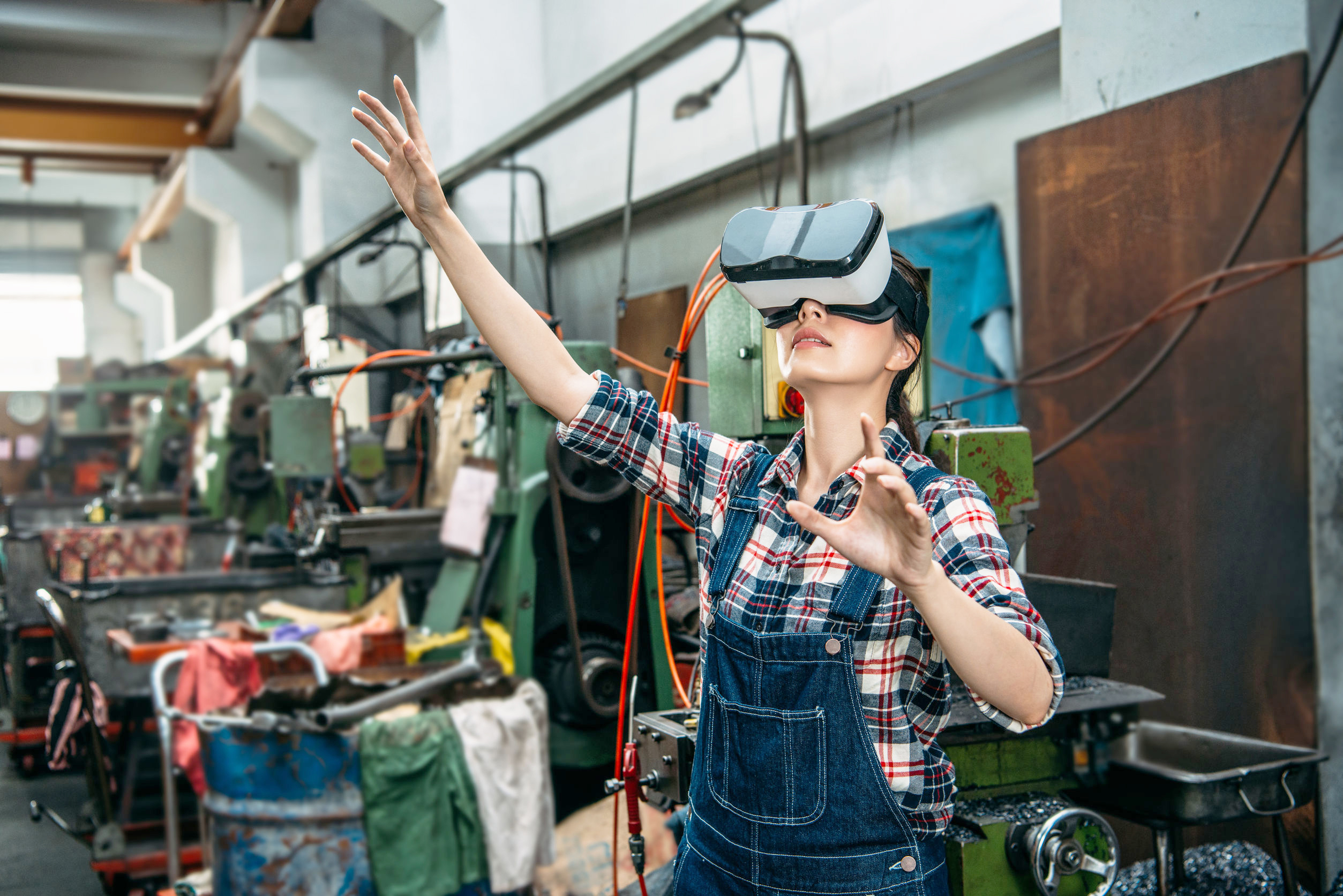 Mit Augmented und Virtual Reality lassen sich Arbeitsumgebungen simulieren oder Produkte testen. Foto: © 017 PR Image Factory/123RF.com