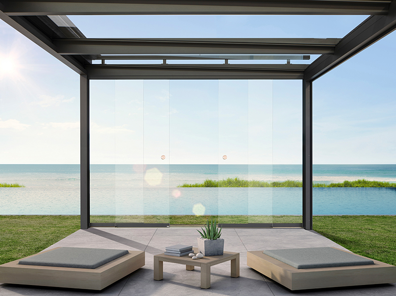 Hier fungiert ein Glasschiebesystem als Seitenelement. Foto: © Warema