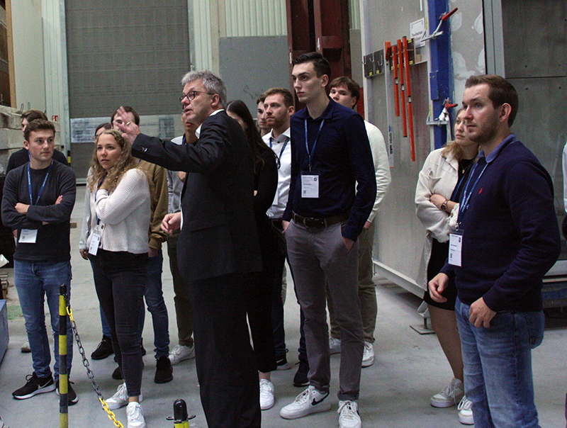 Prof. Jörn P. Lass zeigte Studenten aus Rosenheim und Mosbach das ift-Brandschutzzentrum. Foto: © ift Rosenheim