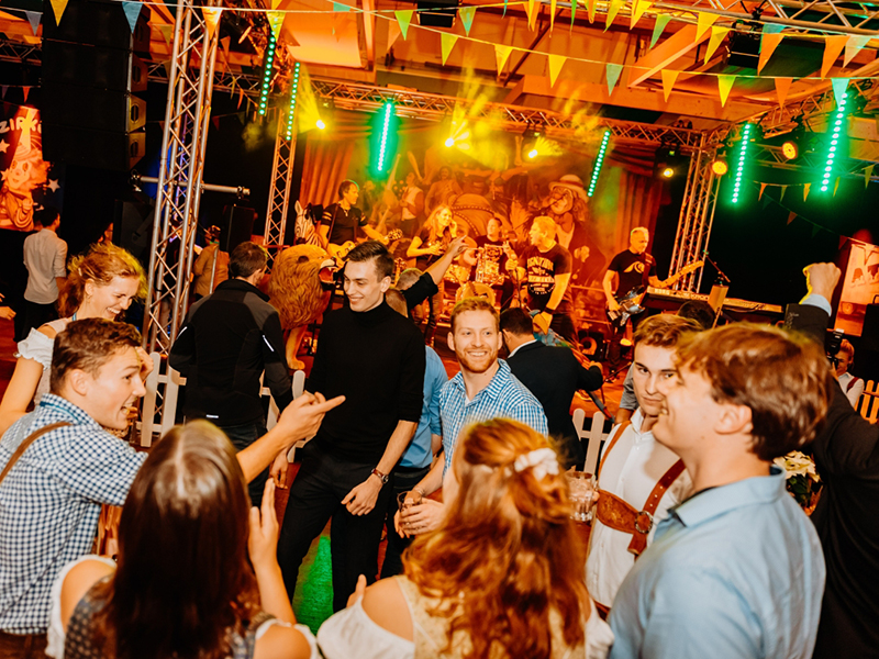 Beste Partystimmung nach dem bayerischen Teil der Rosenheimer Fenstertage mit Evergreens der Pop- und Rockmusik. Foto: © ift Rosenheim/Anton Zaharkov, Knipser Photography