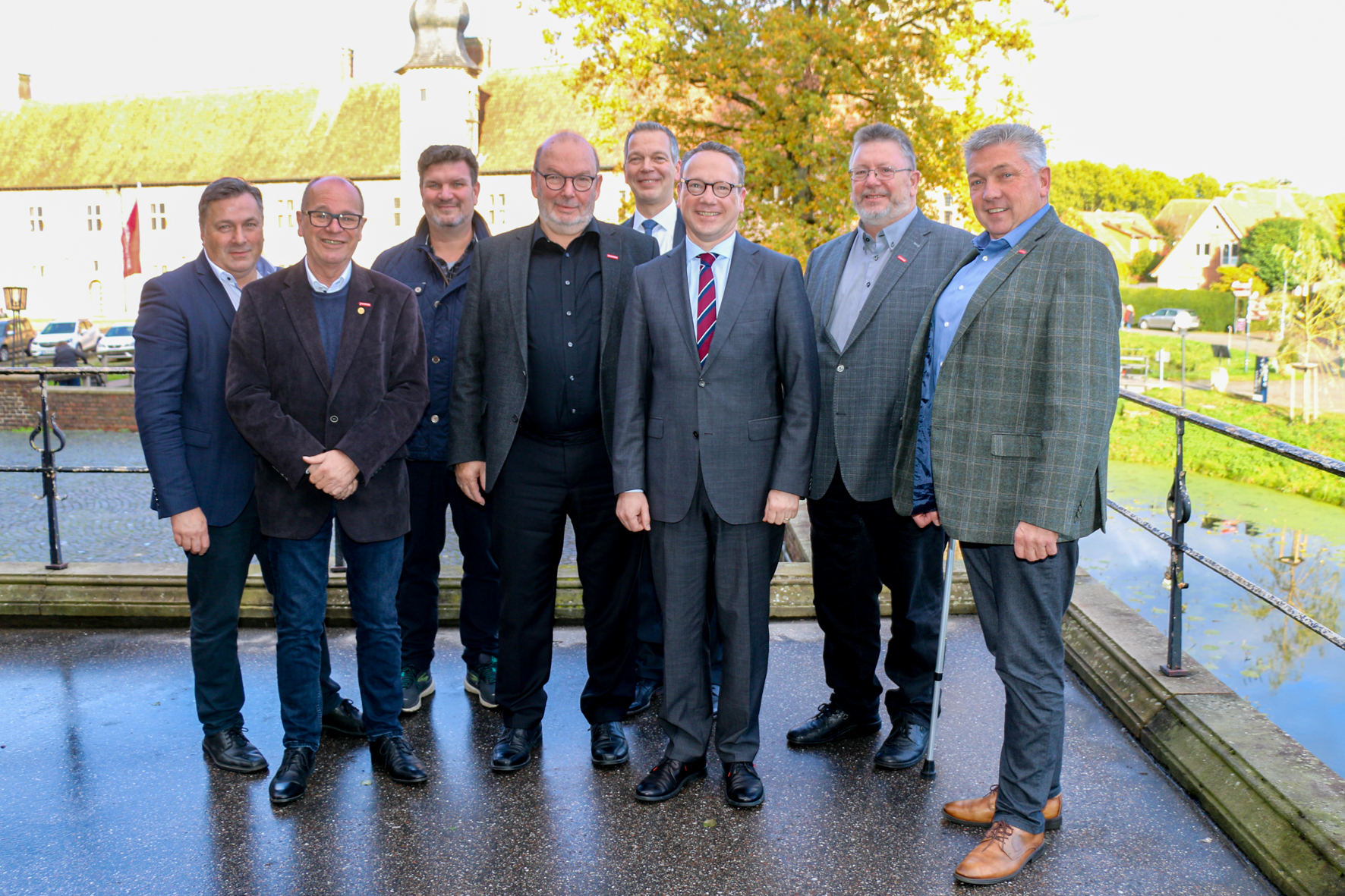 Ralf Noltemeyer (HWK OWL), Karl-Heinz Reidenbach (HWK Düsseldorf), Marc Giering (HWK Dortmund), Felix Kendziora (HWK Aachen), WHKT-GF Andreas Oehme, Minister Benjamin Limbach, Michael Neuhaus (HWK Südwestfalen) und Bernhard Blanke (HWK Münster) bei der Auftaktveranstaltung in Raesfeld (v. l.) Foto: © WHKT