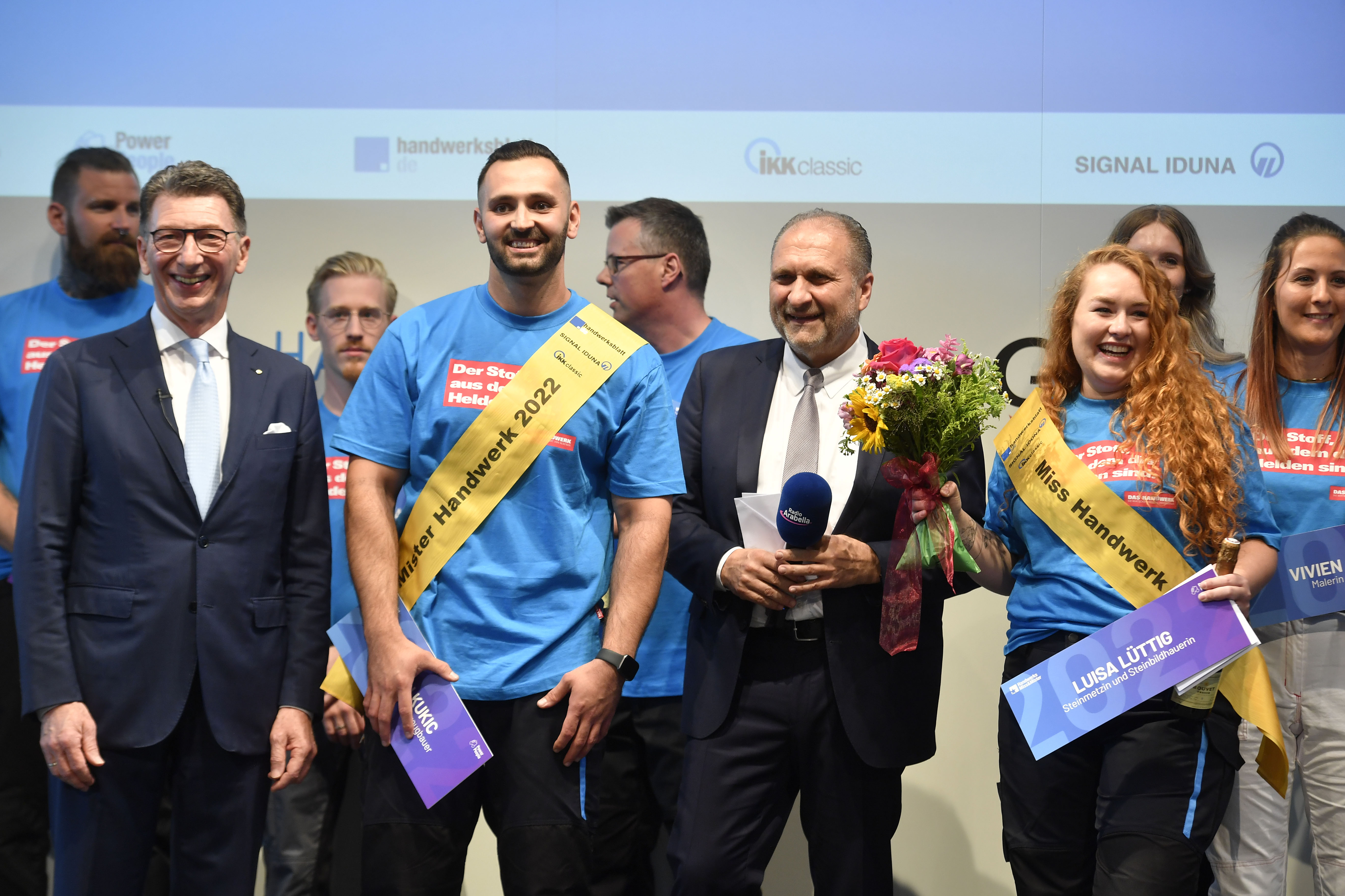 Ulrich Leitermann (Vorstandsvorsitzender der Signal Iduna Gruppe), Aaron Kukic (Mister Handwerk 2022), Hans Peter Wollseifer (Präsident des Zentralverbands des Deutschen Handwerks) und Luisa Lüttig (Miss Handwerk 2022). Foto: © Marcus Schlaf / GHM
