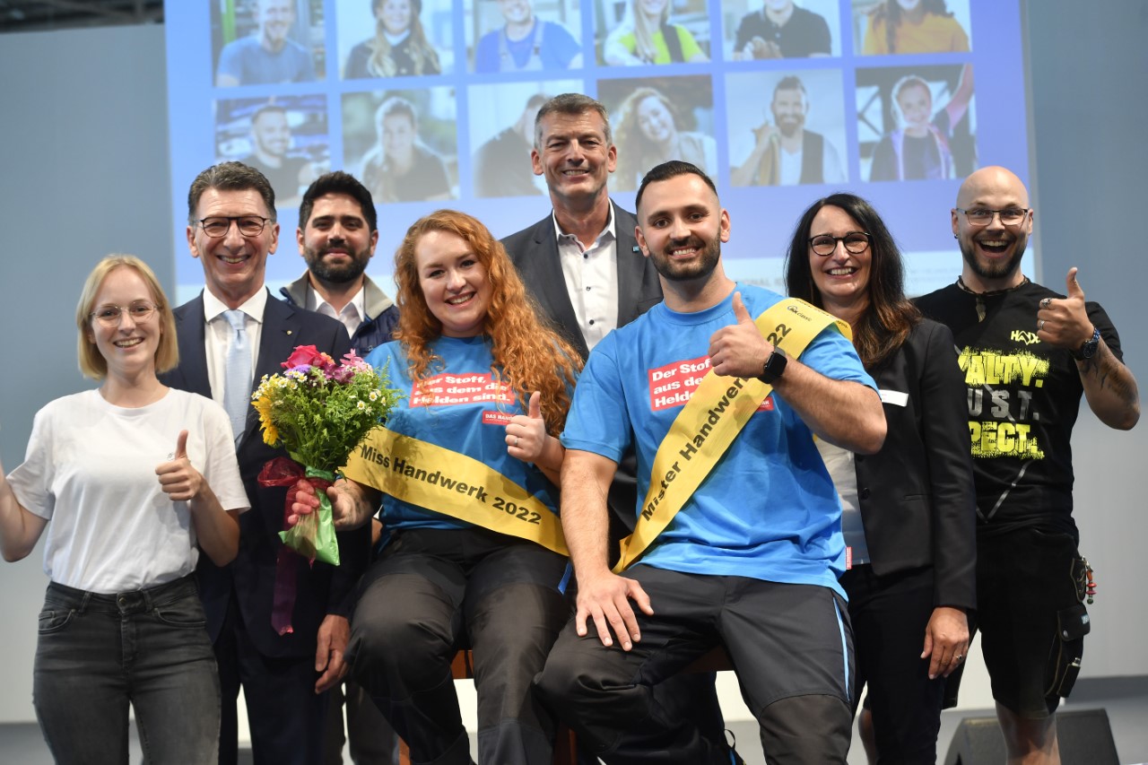 Miss und Mister Handwerk 2022 mit der Jury: Alena Schneider (Miss Handwerk 2021), Ulrich Leitermann (Signal Iduna), Adnan Tufan (Haix), Luisa Lüttig (Miss Handwerk 2022), Frank Hippler (IKK classic), Aaron Kukic (Mister Handwerk 2022), Catrin Hippler (IKK classic), Sebastian Tenius (Mister Handwerk 2021). Foto: © Marcus Schlaf / GHM