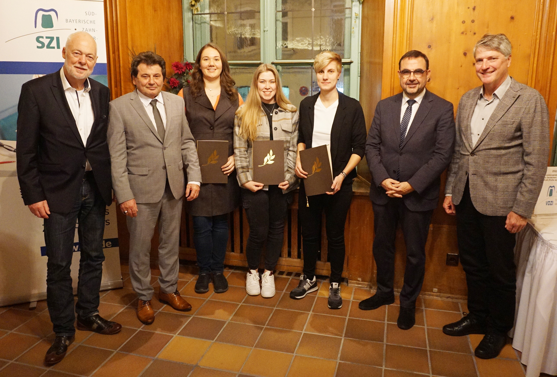 Gruppenbild von der Siegerehrung (v.l.n.r.): VDZI-Vorstandsmitglied Heinrich Wenzel, SZI-Obermeister Klaus Scheitza, Zweitplatzierte Franziska Balk, Bundessiegerin Angelina Quell, Drittplatzierte Doreen Ochs, Staatsminister Klaus Holetschek und VDZI-Präsident Dominik Kruchen. Foto: © VDZI