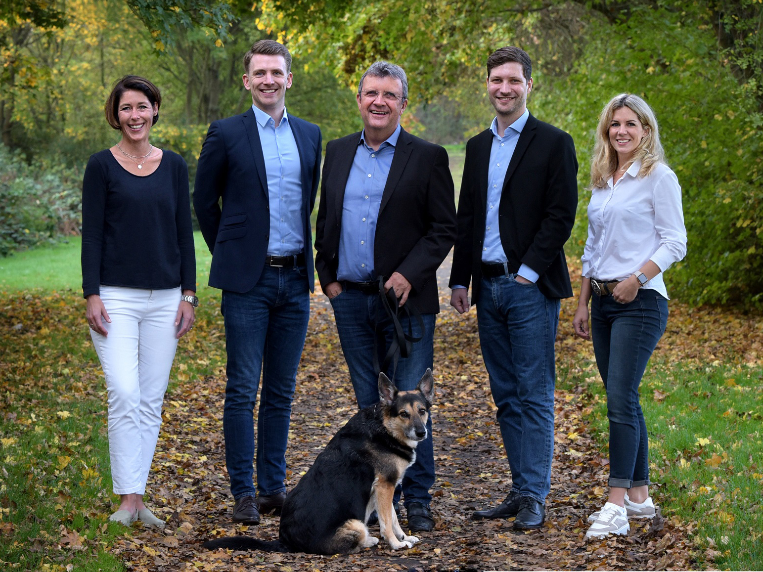 Das Team der Bauplus GmbH Consulting rund um Gründer und Geschäftsführer Dr. Michael Rheindorf (3.v.l.) mit Bürohund Ella.. Foto: © Bauplus GmbH Consulting