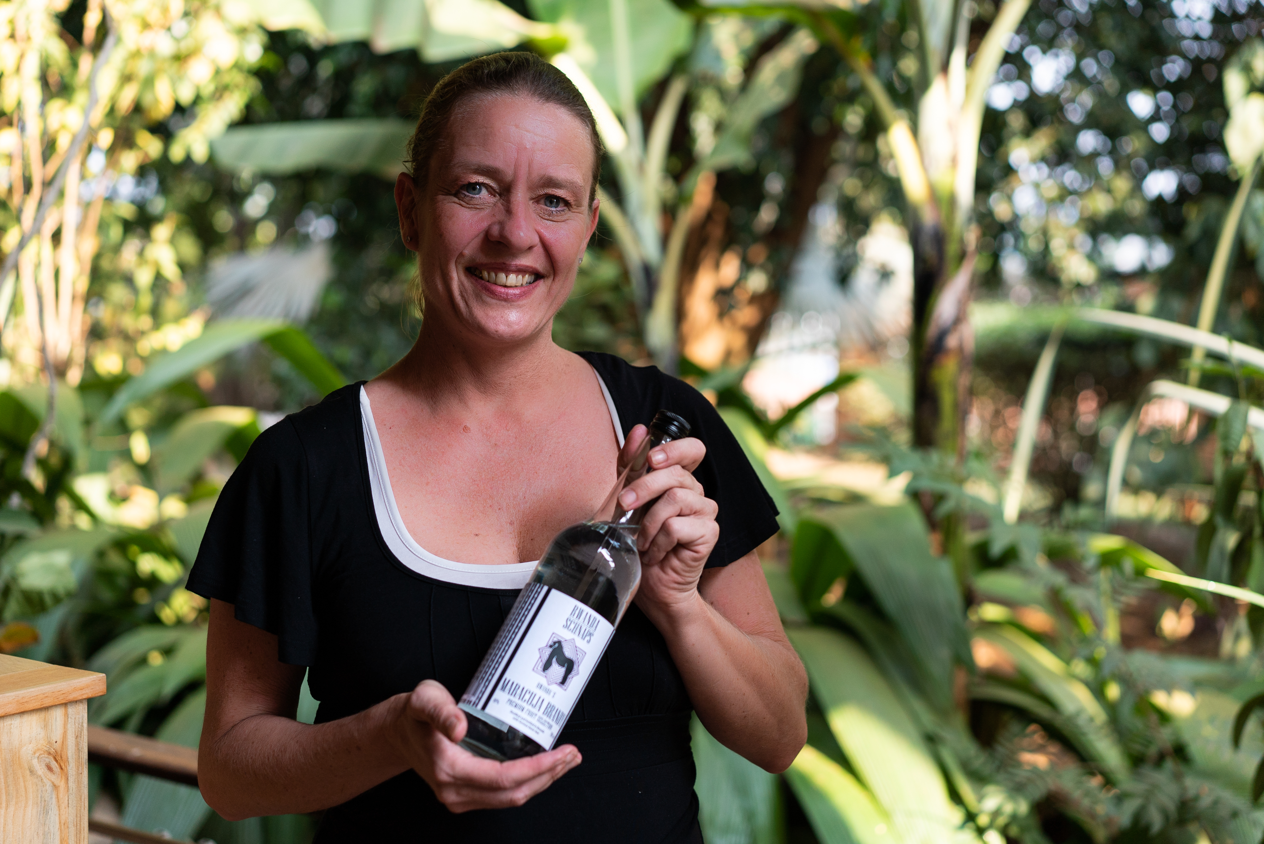 Katrin Schray mit ihrem Ruanda Schnaps, hier der Maracuja Brand. Foto: © Jordan Snowzell
