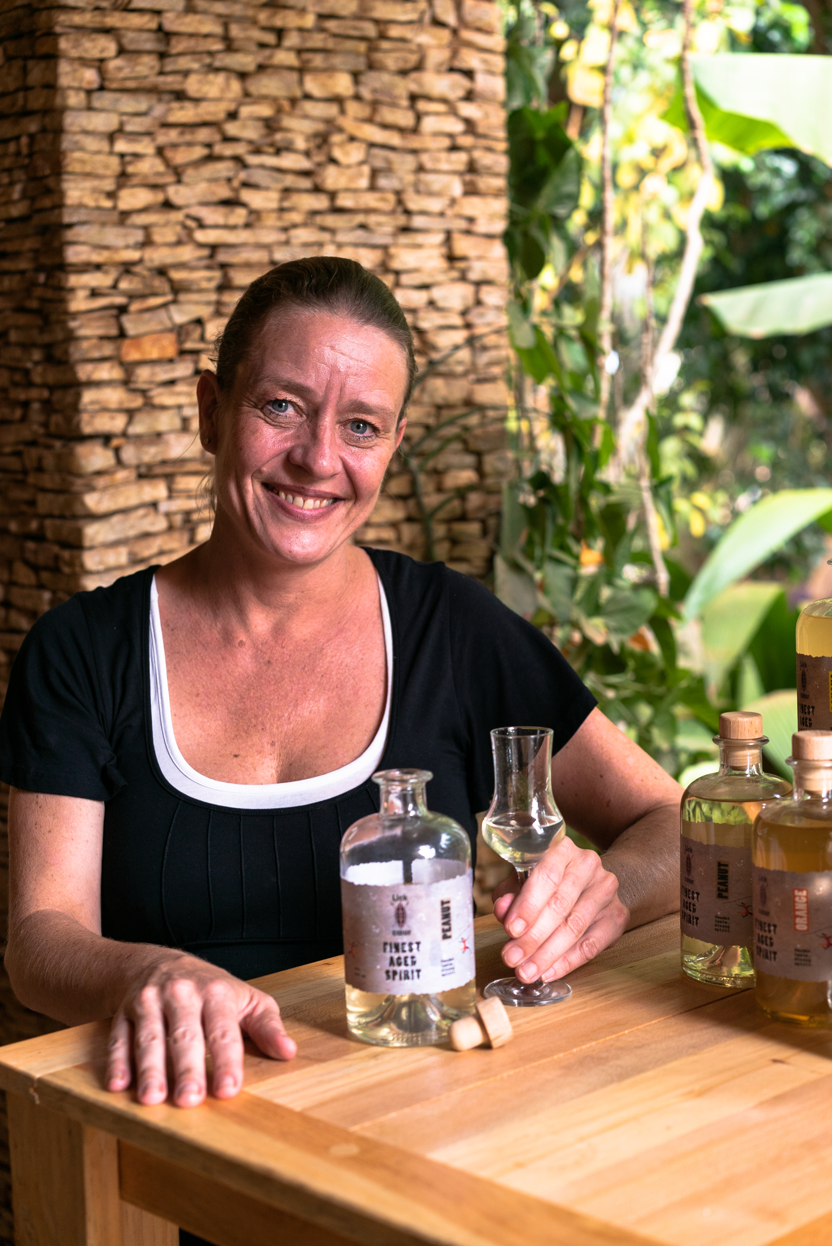 Katrin Schray mit Produkten in Ruanda Foto: © Jordan Snowzell